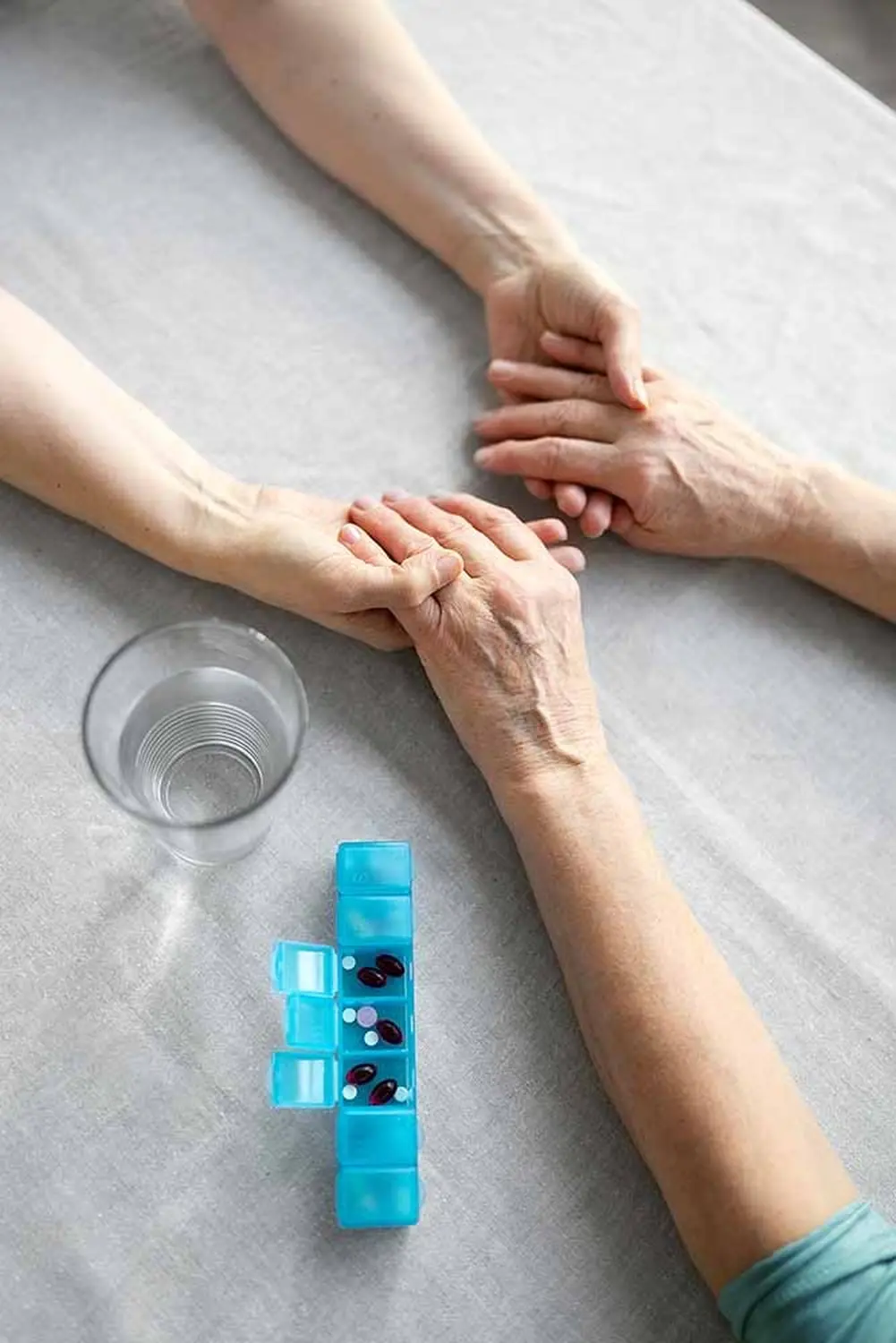 Care Comfor GmbH – Pflegedienst – Pflegekraft betreut eine Frau